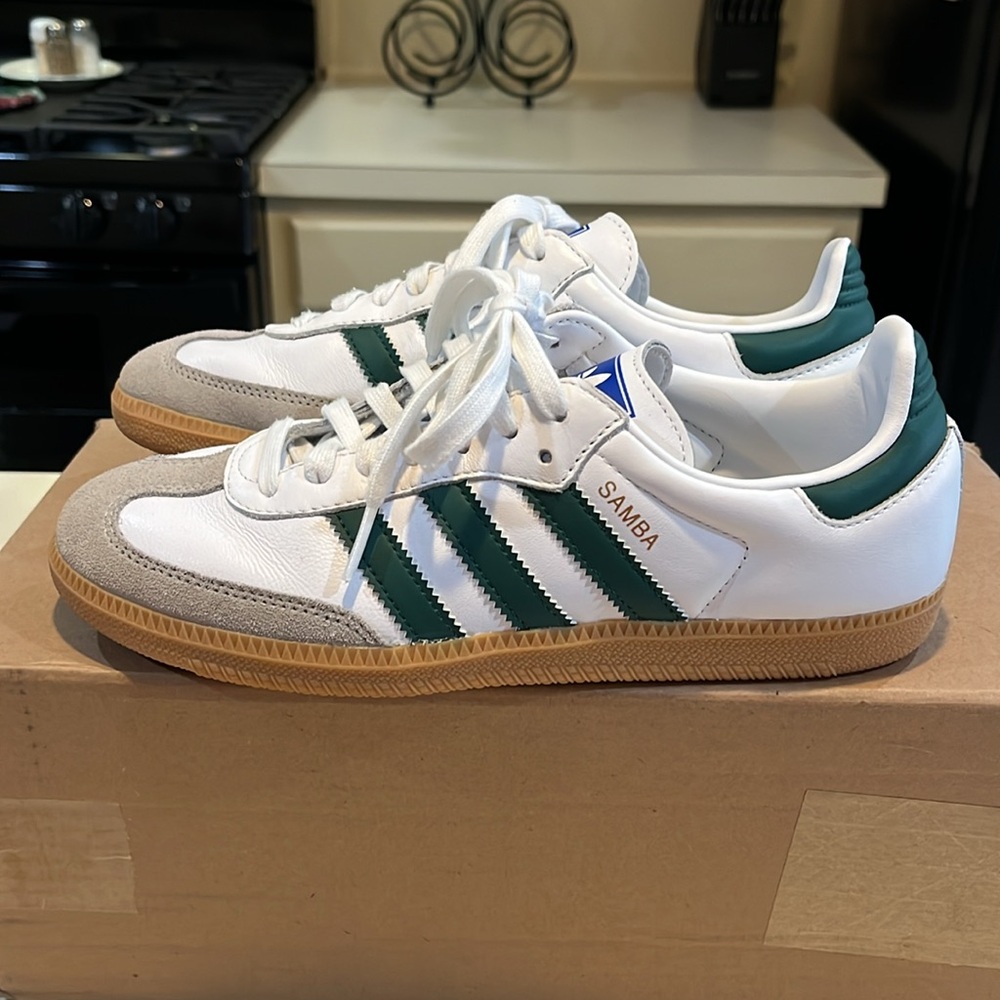 Unisex Adidas Samba with Gum Sole - Men’s size 7 / Women’s size 8.5